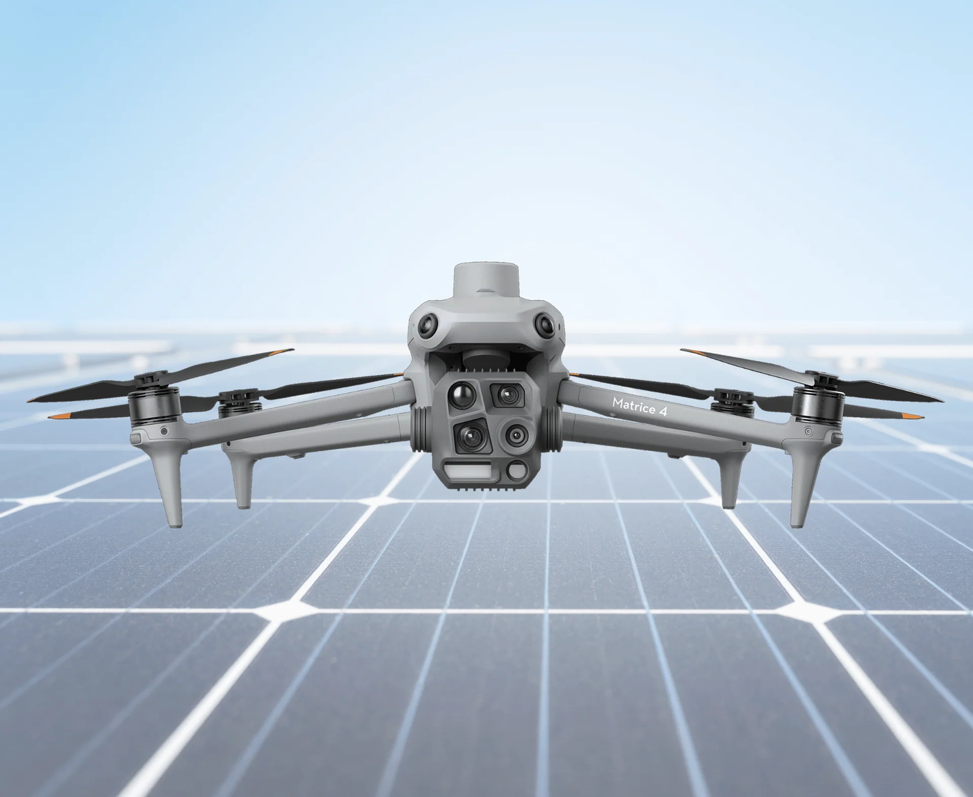 Matrice-Drohne über PV-Modulen